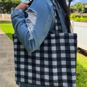 Holoholo Baddies black palaka tote